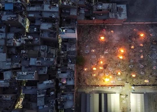 فاجعه کرونا در هند  به قدری وحشتناک و وخیم است که فرصت چندانی برای انتقال اجساد بیماران به سردخانه، گورستان یا مرکز سوزاندن نیست بلکه آنها را در محیط‌های بازی چون پارکینگ‌ها می‌سوزانند