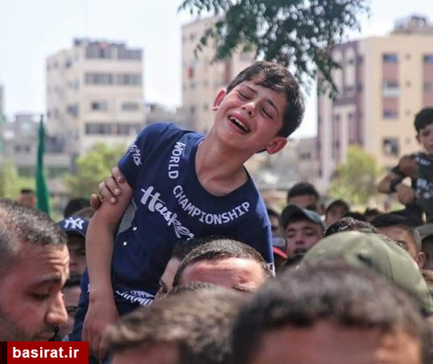 بی تابی نوجوان فلسطینی در تشییع پیکر دوستانش