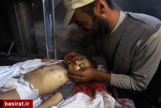 تصویری دلخراش از اشک های پدر فلسطینی در کنار پیکر بی جان فرزندش