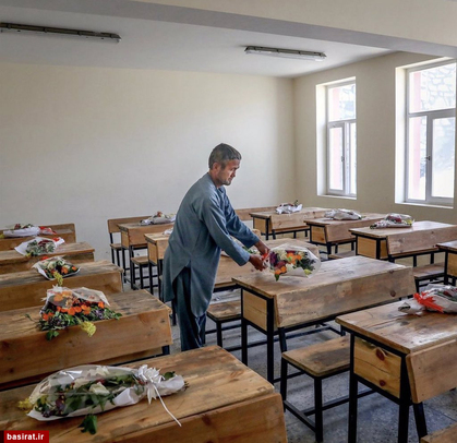 دسته گل یادبود برای جانباختگان انفجار تروریستی در نزدیکی مدرسه دخترانه سیدالشهداء در کابل