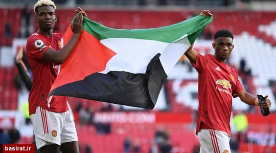 پرچم فلسطین در دستان بازیکنان منچستر یونایتد