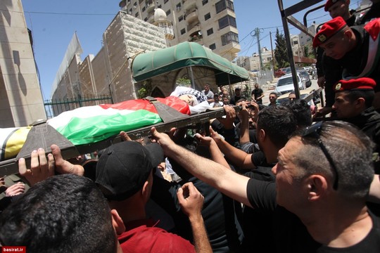 تشییع پیکر نوجوان فلسطینی(محمد یونس فریجات) در کرانه باختری که در درگیری ها به دست نیروهای صهیونیست شهیدشد