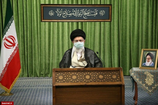 کتیبه نصب شده در محل سخنرانی رهبر معظم انقلاب در ارتباط تصویری با نمایندگان مجلس شورای اسلامی که توجه بسیاری از کاربران رسانه های اجتماعی را به خود جلب کرد