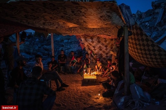 کودکان فلسطینی که به یاد شهدای جنگ 11 روزه غزه در کنار ویرانه های شهر شمع روشن کردند
