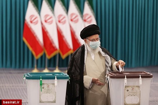 لحظه رای دادن رهبر معظم انقلاب در سیزدهمین دوره انتخابات ریاست جمهوری