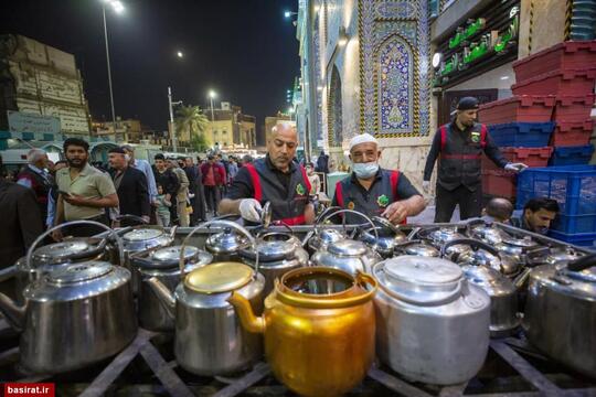 پذیرایی از زائران حرم مطهر حضرت عباس(ع) در شب جمعه