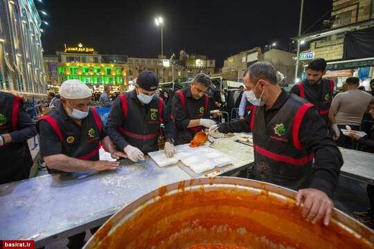 پذیرایی از زائران حرم مطهر حضرت عباس(ع) در شب جمعه