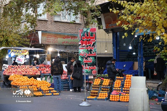 شب یلدا یکی از سنت های قدیمی و کهن ایران زمین است که هر ساله همزمان با آخرین شب از فصل پاییز خانواده با کنار هم قرار گرفتن آن را جشن می گیرند. مردم در شب یلدا معمولاً انواع آجیل و رایج‌تر از همه هندوانه را مهیا و دور هم صرف می‌کنند.