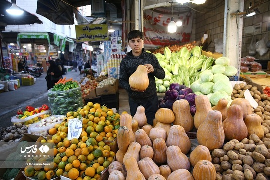 شب یلدا یکی از سنت های قدیمی و کهن ایران زمین است که هر ساله همزمان با آخرین شب از فصل پاییز خانواده با کنار هم قرار گرفتن آن را جشن می گیرند. مردم در شب یلدا معمولاً انواع آجیل و رایج‌تر از همه هندوانه را مهیا و دور هم صرف می‌کنند.