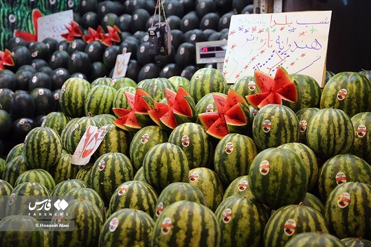 شب یلدا یکی از سنت های قدیمی و کهن ایران زمین است که هر ساله همزمان با آخرین شب از فصل پاییز خانواده با کنار هم قرار گرفتن آن را جشن می گیرند. مردم در شب یلدا معمولاً انواع آجیل و رایج‌تر از همه هندوانه را مهیا و دور هم صرف می‌کنند.