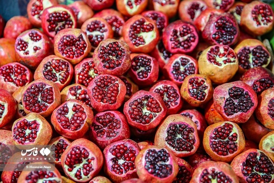 شب یلدا یکی از سنت های قدیمی و کهن ایران زمین است که هر ساله همزمان با آخرین شب از فصل پاییز خانواده با کنار هم قرار گرفتن آن را جشن می گیرند. مردم در شب یلدا معمولاً انواع آجیل و رایج‌تر از همه هندوانه را مهیا و دور هم صرف می‌کنند.