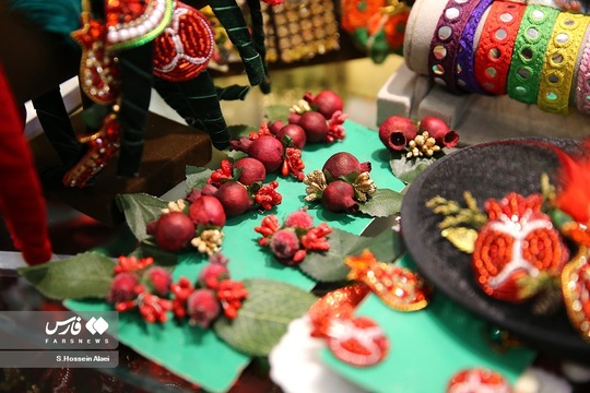 شب یلدا یکی از سنت های قدیمی و کهن ایران زمین است که هر ساله همزمان با آخرین شب از فصل پاییز خانواده با کنار هم قرار گرفتن آن را جشن می گیرند. مردم در شب یلدا معمولاً انواع آجیل و رایج‌تر از همه هندوانه را مهیا و دور هم صرف می‌کنند.