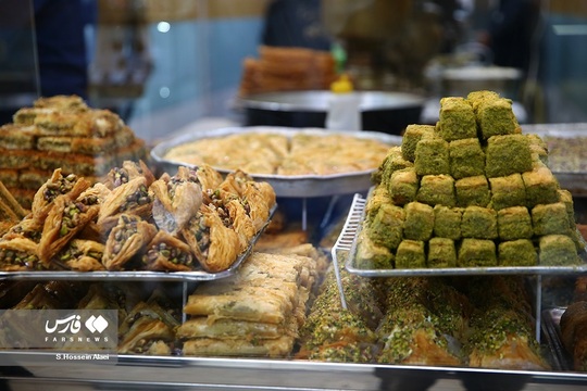 شب یلدا یکی از سنت های قدیمی و کهن ایران زمین است که هر ساله همزمان با آخرین شب از فصل پاییز خانواده با کنار هم قرار گرفتن آن را جشن می گیرند. مردم در شب یلدا معمولاً انواع آجیل و رایج‌تر از همه هندوانه را مهیا و دور هم صرف می‌کنند.
