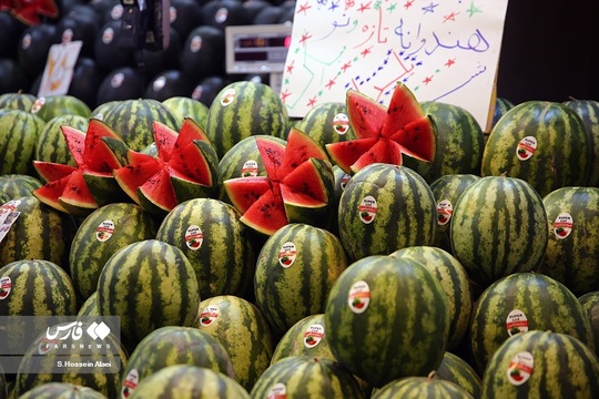 شب یلدا یکی از سنت های قدیمی و کهن ایران زمین است که هر ساله همزمان با آخرین شب از فصل پاییز خانواده با کنار هم قرار گرفتن آن را جشن می گیرند. مردم در شب یلدا معمولاً انواع آجیل و رایج‌تر از همه هندوانه را مهیا و دور هم صرف می‌کنند.