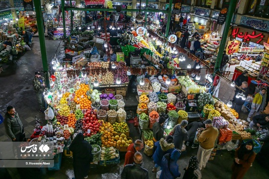 شب یلدا یکی از سنت های قدیمی و کهن ایران زمین است که هر ساله همزمان با آخرین شب از فصل پاییز خانواده با کنار هم قرار گرفتن آن را جشن می گیرند. مردم در شب یلدا معمولاً انواع آجیل و رایج‌تر از همه هندوانه را مهیا و دور هم صرف می‌کنند.