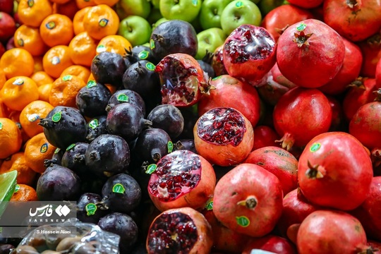 شب یلدا یکی از سنت های قدیمی و کهن ایران زمین است که هر ساله همزمان با آخرین شب از فصل پاییز خانواده با کنار هم قرار گرفتن آن را جشن می گیرند. مردم در شب یلدا معمولاً انواع آجیل و رایج‌تر از همه هندوانه را مهیا و دور هم صرف می‌کنند.