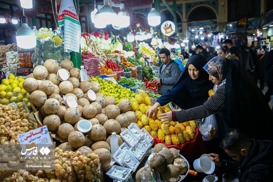 شب یلدا یکی از سنت های قدیمی و کهن ایران زمین است که هر ساله همزمان با آخرین شب از فصل پاییز خانواده با کنار هم قرار گرفتن آن را جشن می گیرند. مردم در شب یلدا معمولاً انواع آجیل و رایج‌تر از همه هندوانه را مهیا و دور هم صرف می‌کنند.