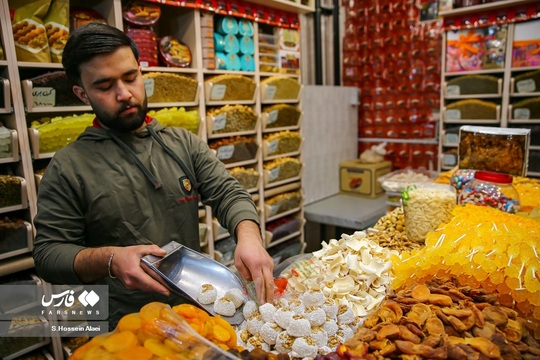 شب یلدا یکی از سنت های قدیمی و کهن ایران زمین است که هر ساله همزمان با آخرین شب از فصل پاییز خانواده با کنار هم قرار گرفتن آن را جشن می گیرند. مردم در شب یلدا معمولاً انواع آجیل و رایج‌تر از همه هندوانه را مهیا و دور هم صرف می‌کنند.