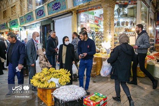 شب یلدا یکی از سنت های قدیمی و کهن ایران زمین است که هر ساله همزمان با آخرین شب از فصل پاییز خانواده با کنار هم قرار گرفتن آن را جشن می گیرند. مردم در شب یلدا معمولاً انواع آجیل و رایج‌تر از همه هندوانه را مهیا و دور هم صرف می‌کنند.