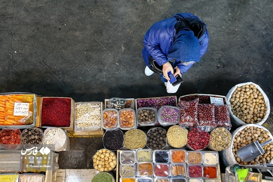 شب یلدا یکی از سنت های قدیمی و کهن ایران زمین است که هر ساله همزمان با آخرین شب از فصل پاییز خانواده با کنار هم قرار گرفتن آن را جشن می گیرند. مردم در شب یلدا معمولاً انواع آجیل و رایج‌تر از همه هندوانه را مهیا و دور هم صرف می‌کنند.