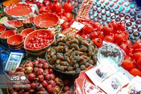 شب یلدا یکی از سنت های قدیمی و کهن ایران زمین است که هر ساله همزمان با آخرین شب از فصل پاییز خانواده با کنار هم قرار گرفتن آن را جشن می گیرند. مردم در شب یلدا معمولاً انواع آجیل و رایج‌تر از همه هندوانه را مهیا و دور هم صرف می‌کنند.