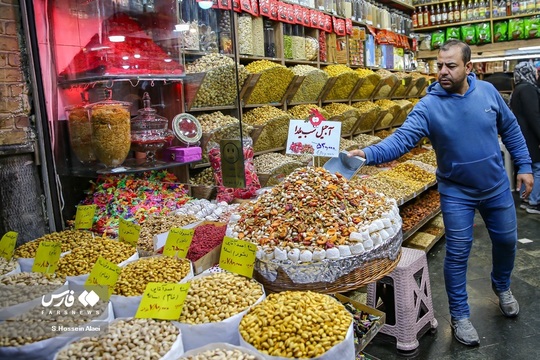 شب یلدا یکی از سنت های قدیمی و کهن ایران زمین است که هر ساله همزمان با آخرین شب از فصل پاییز خانواده با کنار هم قرار گرفتن آن را جشن می گیرند. مردم در شب یلدا معمولاً انواع آجیل و رایج‌تر از همه هندوانه را مهیا و دور هم صرف می‌کنند.