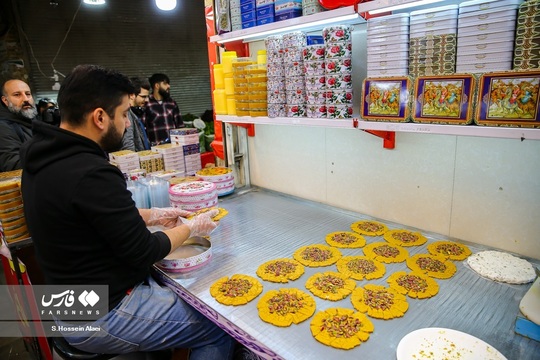 شب یلدا یکی از سنت های قدیمی و کهن ایران زمین است که هر ساله همزمان با آخرین شب از فصل پاییز خانواده با کنار هم قرار گرفتن آن را جشن می گیرند. مردم در شب یلدا معمولاً انواع آجیل و رایج‌تر از همه هندوانه را مهیا و دور هم صرف می‌کنند.