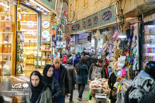 شب یلدا یکی از سنت های قدیمی و کهن ایران زمین است که هر ساله همزمان با آخرین شب از فصل پاییز خانواده با کنار هم قرار گرفتن آن را جشن می گیرند. مردم در شب یلدا معمولاً انواع آجیل و رایج‌تر از همه هندوانه را مهیا و دور هم صرف می‌کنند.