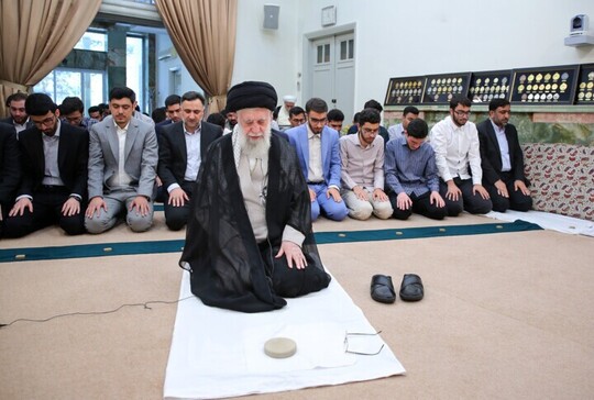 اقامه نماز ظهر جمعی از نخبگان و مدال‌آوران علمی به امامت رهبر انقلاب

