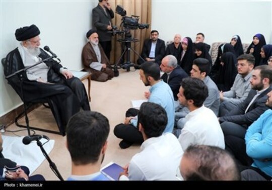 اقامه نماز ظهر جمعی از نخبگان و مدال‌آوران علمی به امامت رهبر انقلاب

