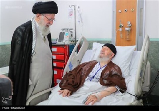 عیادت رهبر معظم انقلاب از آیت الله مکارم شیرازی