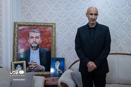 دیدار حمید نوری با خانواده شهید امیرعبداللهیان