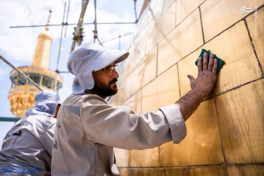 شست و شوی گنبد مطهر رضوی در آستانه‌ی عید غدیر