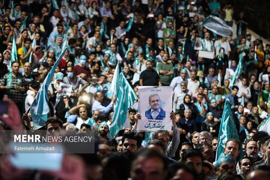 اجتماع طرفداران مسعود پزشکیان در ورزشگاه شهید حیدرنیا تهران