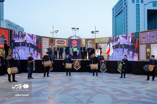برافراشتن پرچم حسینی در میدان مشاهیر تهران