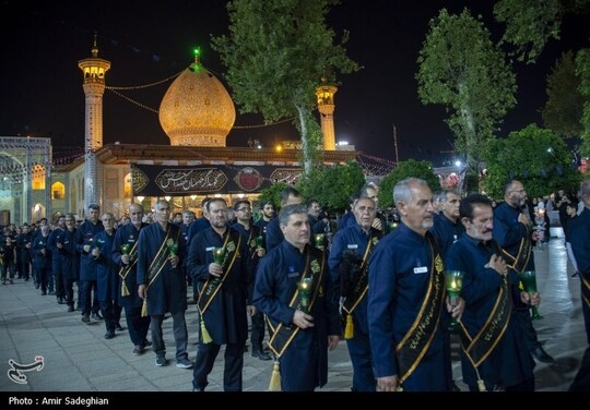آیین لاله گردانی خدام حرم حضرت شاهچراغ (ع) در شام غریبان حسینی