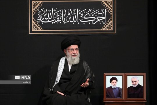 آخرین شب مراسم عزاداری امام حسین(ع) با حضور رهبر انقلاب.