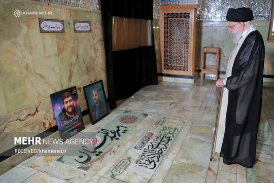 حضور رهبر انقلاب بر مزار شهیدان امیرعبداللهیان، موسوی و جلادتی