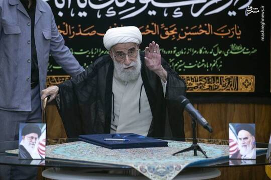 لحظه امضای اعتبارنامه پزشکیان توسط آیت‌الله جنتی و دیگر اعضای شورای نگهبان