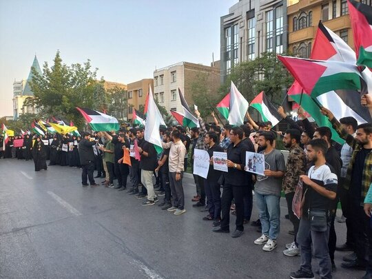 تجمع شماری از دانشجویان مقابل دفتر سازمان ملل در مشهد