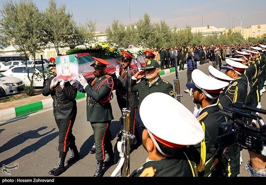 مراسم تشییع پیکر مطهر مامور پلیس تهران که در درگیری با سارقان در شهرک غرب تهران به شهادت رسیده بود در ستاد فرماندهی پلیس تهران برگزار شد.