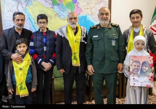 سرلشکر پاسدار حسین سلامی فرماندۀ کل سپاه پاسداران اسلامی طی دیدارهای جداگانه با خانوادۀ معظّم شهیدان رضا عواضه و معصومه کرباسی و شهید علی حیدری دیدار و گفتگو کرد.
