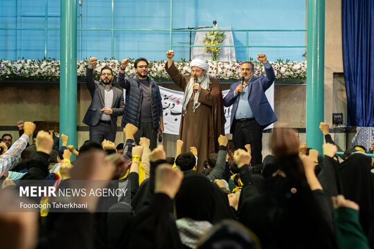 محفل قرآنی چلچراغ آیه‌ها به مناسبت هفته بسیج با حضور چهره‌های قرآنی سه شنبه در حسینیه جماران برگزار شد.
