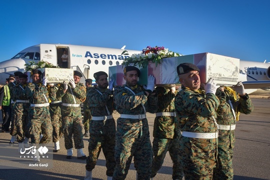 آیین استقبال از پنج شهید گمنام، شنبه در فرودگاه بین المللی شهرکرد برگزار شد.