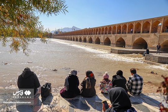 جاری شدن آب در رودخانه زاینده‌رود، نشاط را برای اصفهانی‌ها به ارمغان آورد.
