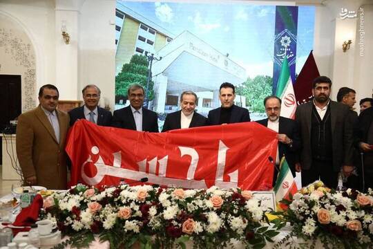 رئیس فدراسیون جودو برای قدردانی از برگزاری مسابقات بین‌المللی جودوی جام اکو در مشهد، انگشتر و تربت کربلا را به عراقچی تقدیم کرد.