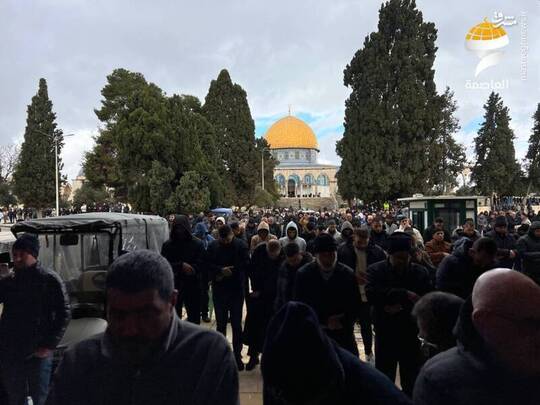علیرغم محدودیت‌های شدید پلیس رژیم صهیونیستی در قدس اشغالی ۴۰ هزار نفر در نماز جمعه امروز در مسجد الاقصی شرکت کردند.