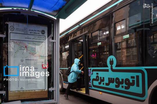 مراسم رونمایی از نخستین خط اتوبوس‌های برقی تهران از مسیر ۴.۵ کیلومتری خط جمهوری تا بهارستان، یکشنبه با حضور جمعی از خبرنگاران برگزار شد.