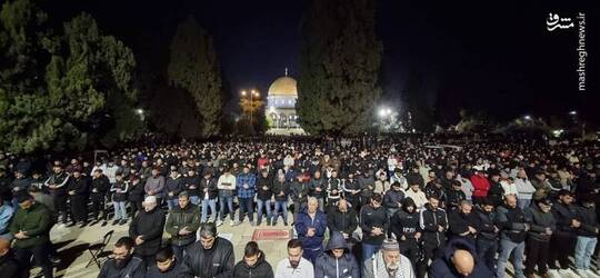 بیش از ۷۵ هزار نمازگزار فلسطینی در مسجد الاقصی با تدابیر شدید امنیتی رژیم صهیونیستی در دومین روز از ماه مبارک رمضان برای اقامه نماز عشا و تراویح حضور پیدا کردند.
