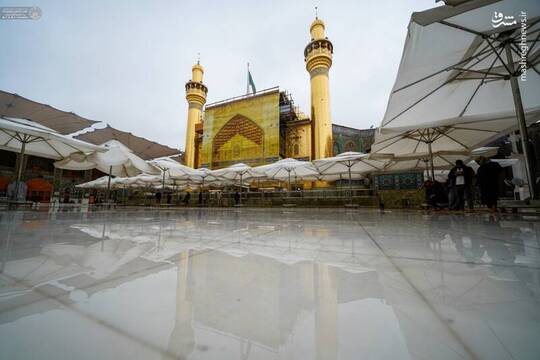 بارش باران در نجف اشرف حال و هوای زائران در حرم مطهر علوی را تغییر داد.